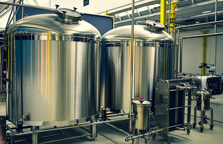 醸造所のターンキー プロジェクト: 醸造所の設計、ビールの醸造、包装。